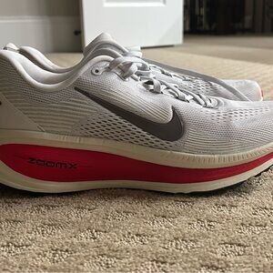 Nike Vomero 18 Sneakers - White and Red